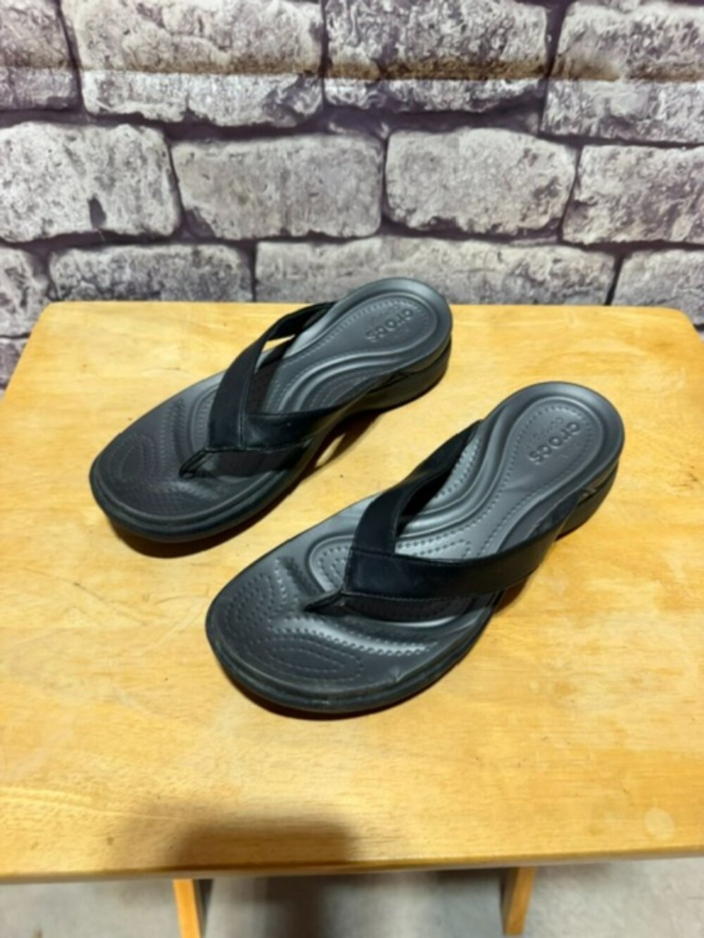 Crocks Black Dual Comfort Flip Flops Size 8
